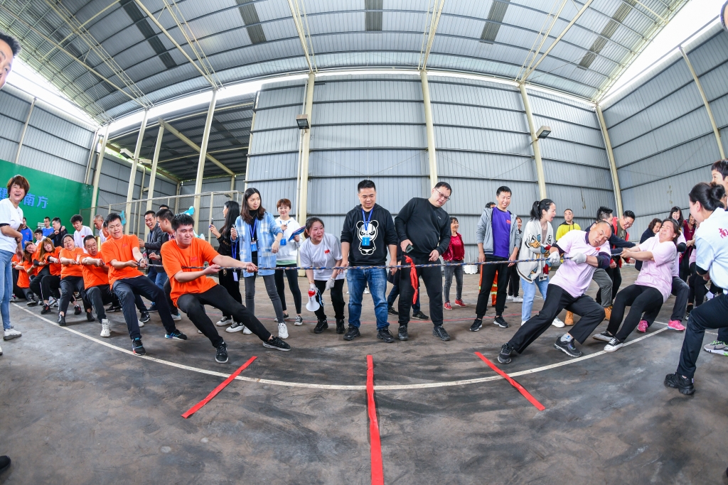 南方公司“团结一心跟党走、齐心协力创佳绩”职工运动会拔河角逐现场 (2)